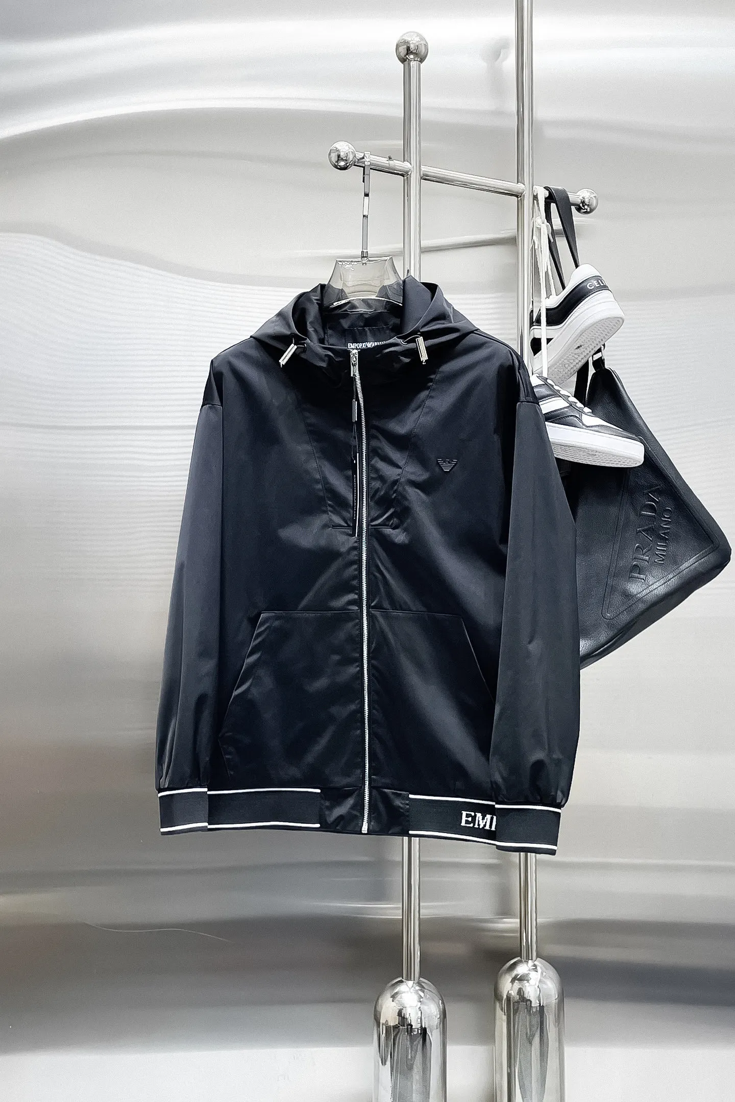 Armani official website Same Style, complete with three labels, on sale in advance. 2026 Autumn and Winter New Arrival men's jacket, Original with complete three labels, Premium version. Custom-made fabrics at the counter. Breathable, high comfort, impeccable details, brand element design concept, reflecting high quality. It feels delicate and soft, presents a casual cut, and has a great upper body shape. Sizes: M～3XL,